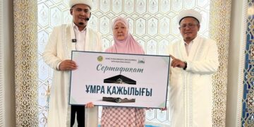 Уборщице мечети Карагандинской области вручили путевку на умру