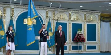 Президент РК вручил государственный флаг участникам Олимпиады