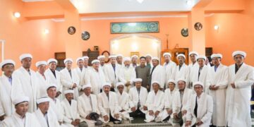 Моңғолия имамдарына 75 шапан мен сәлде сыйлады