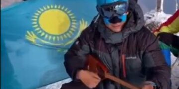 Эльбрус шыңында «Адай» күйін ойнады