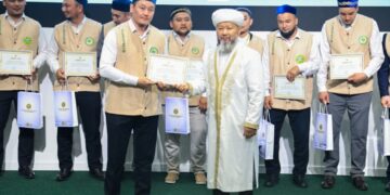 Бас мүфти еріктілерді марапаттады