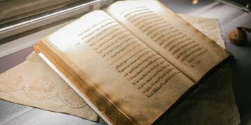 В ОАЭ проходит выставка 10-томного рукописного Корана