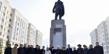 Памятник Мухтару Ауэзову открыли в Астане