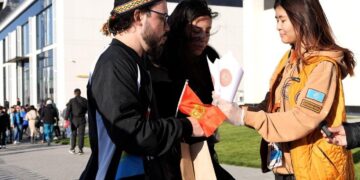 Бауырсаки объединяют: свыше 100 кг угощения раздали волонтеры Астаны