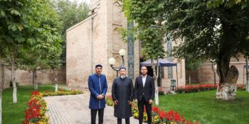 Муфтий посетил мавзолей Толе би в Ташкенте