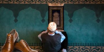 Можно ли молиться в обуви?