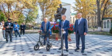 В области Жетісу открыли памятник Абылхану Кастееву