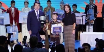 В Казахстане впервые прошел республиканский айтыс среди школьников