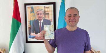 В посольстве Казахстана в ОАЭ выдали первую визу Neo Nomad