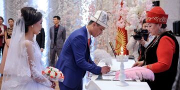 В Кыргызстане хотят запретить пышные свадьбы и поминки
