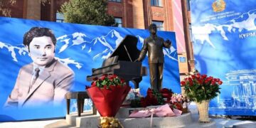 Памятник Ермеку Серкебаеву открыли в Алматы