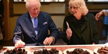 Король Чарльз III и королева Камилла упаковали финики для больниц на Рамадан