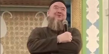 Имамның аяғын уқалаған балаларға қатысты түсініктеме берілді