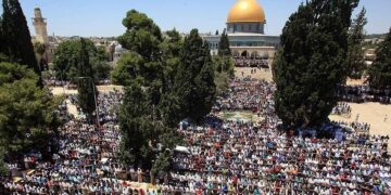 Тысячи палестинцев совершили намаз в Аль-Аксе в первую пятницу Рамадана