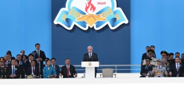 Қасым-Жомарт Тоқаев әскери парадты тамашалады