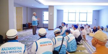 Миссия өкілдері қажыларды күтіп алды