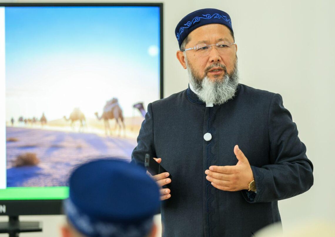 Институт шәкірттеріне дәріс оқыды