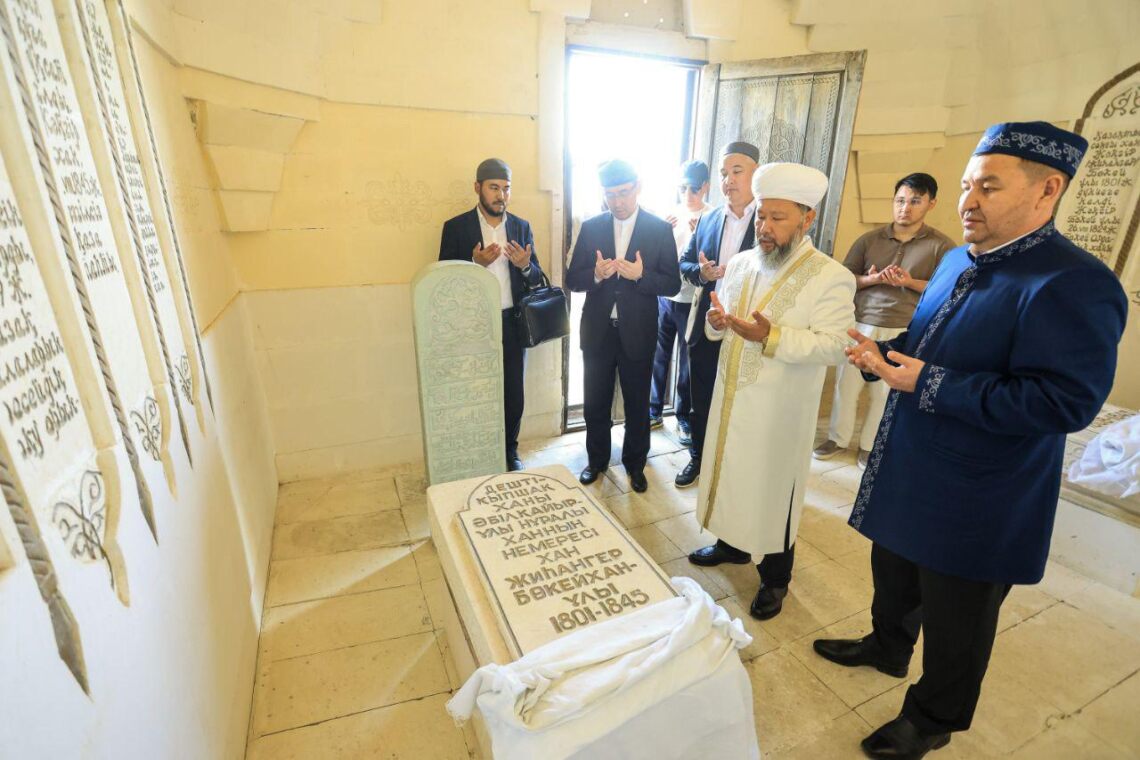 Жәңгір хан кесенесін зиярат етті