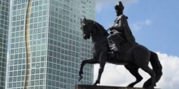 Кенесары ханның ескерткіші тұғырына қайта қонды