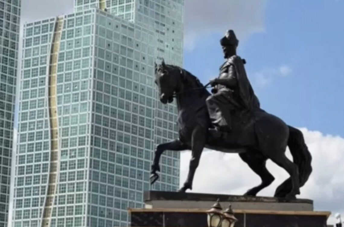 Кенесары ханның ескерткіші тұғырына қайта қонды