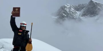 Альпинист доставил Конституцию Казахстана на вершину Гималаев