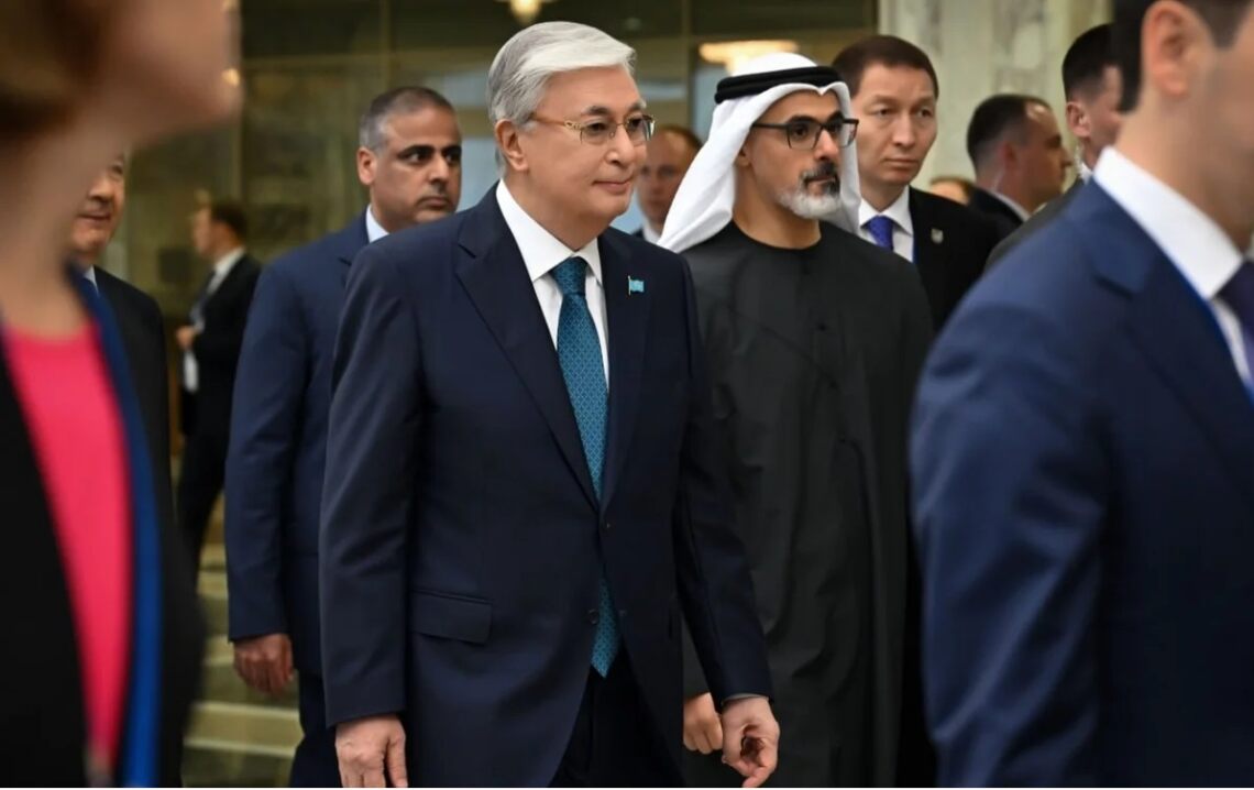 Глава государства встретился с Наследным принцем Абу-Даби