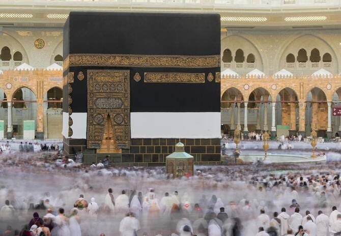 Паломники завершили хадж прощальным обходом Каабы