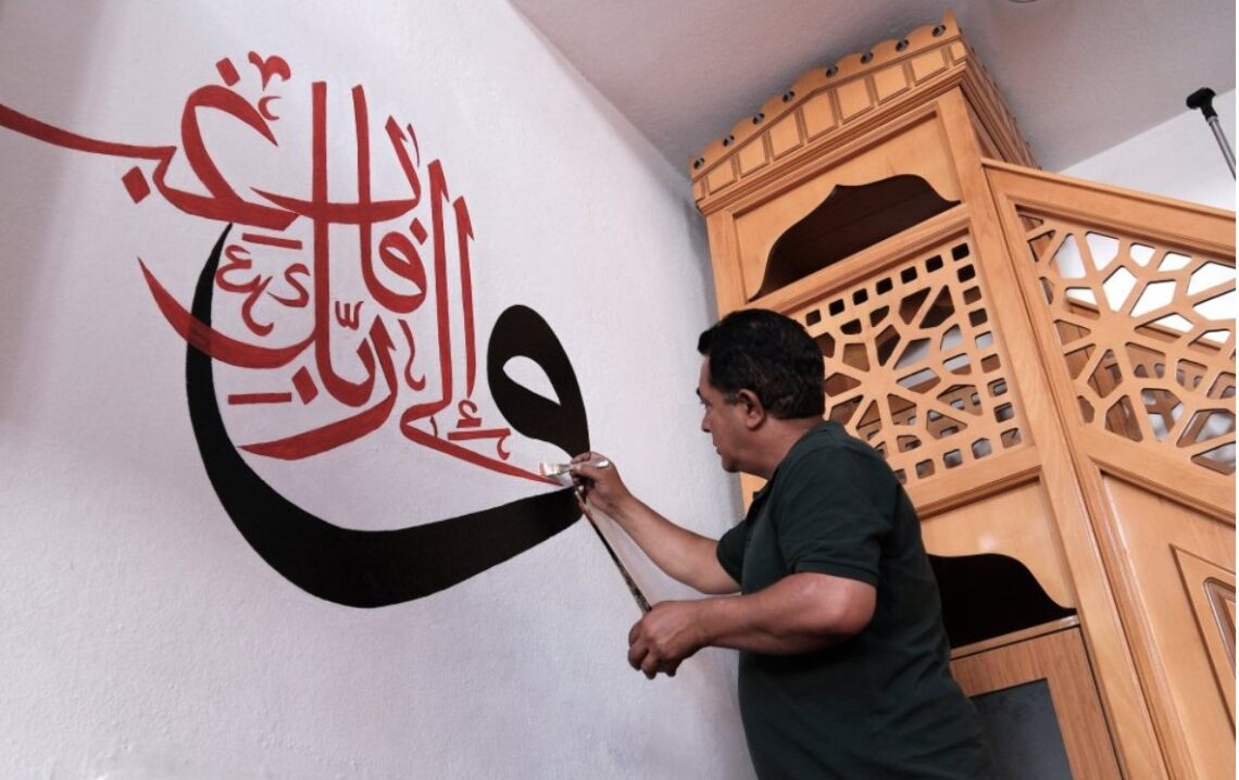 Турецкий художник украшает стены мечетей стихами из Корана