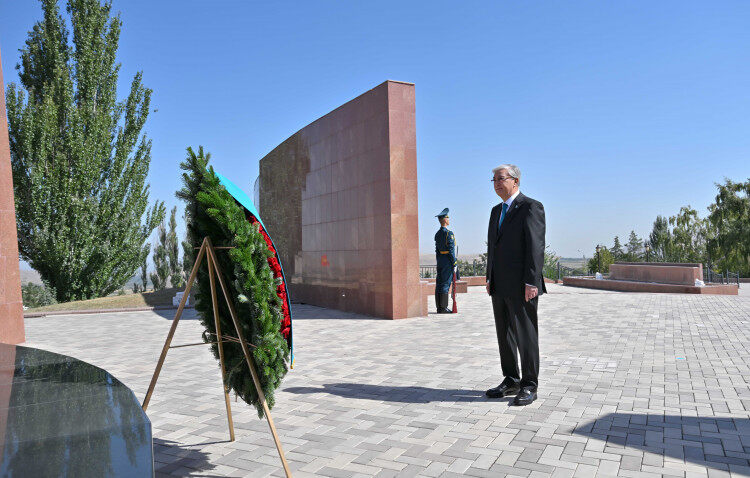 «Ата бейіт» ұлттық тарихи-мемориалдық кешеніне гүл шоғын қойды