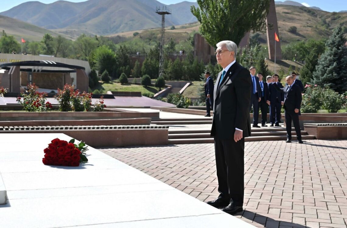 Касым-Жомарт Токаев почтил память Чингиза Айтматова