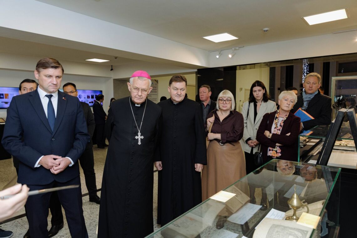 «Әлемнің діни дәстүрлерінің баға жетпес қазыналары» көрмесі ашылды