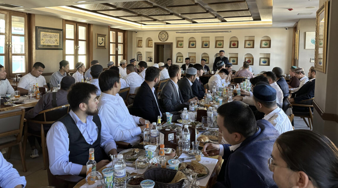 Хасеки институтындағы қазақ шәкірттермен кездесті