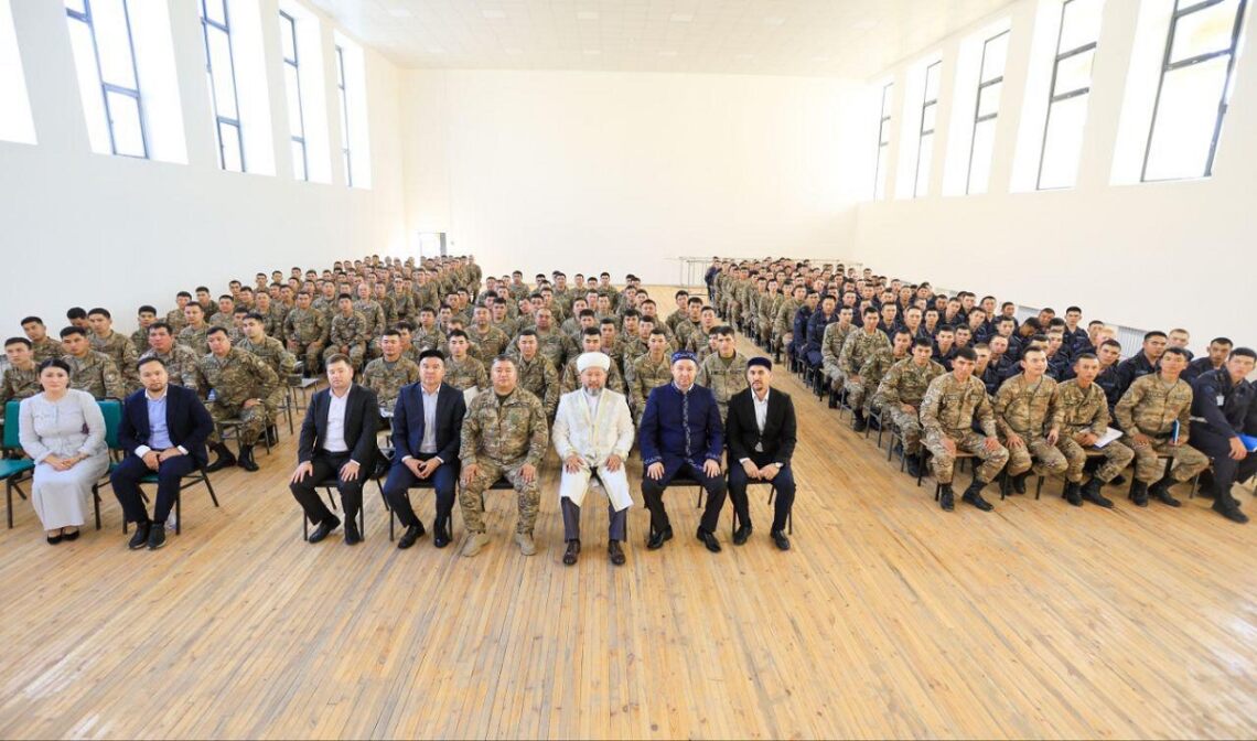 Муфтий призвал военнослужащих к состраданию и братству