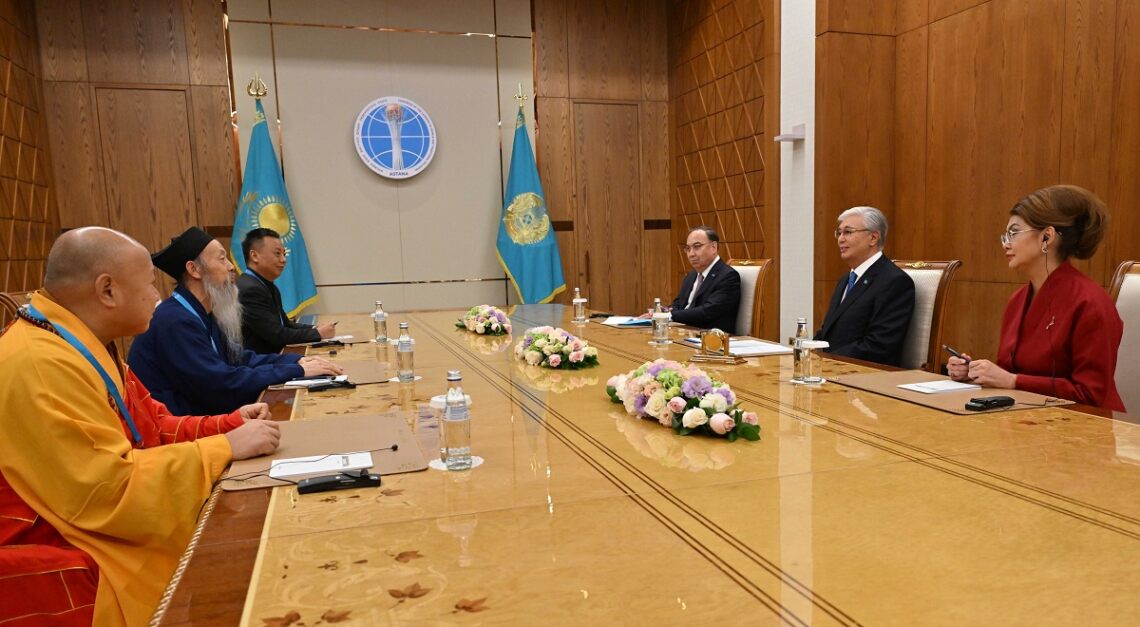 Глава государства встретился с участниками Съезда, делегацией из Китая