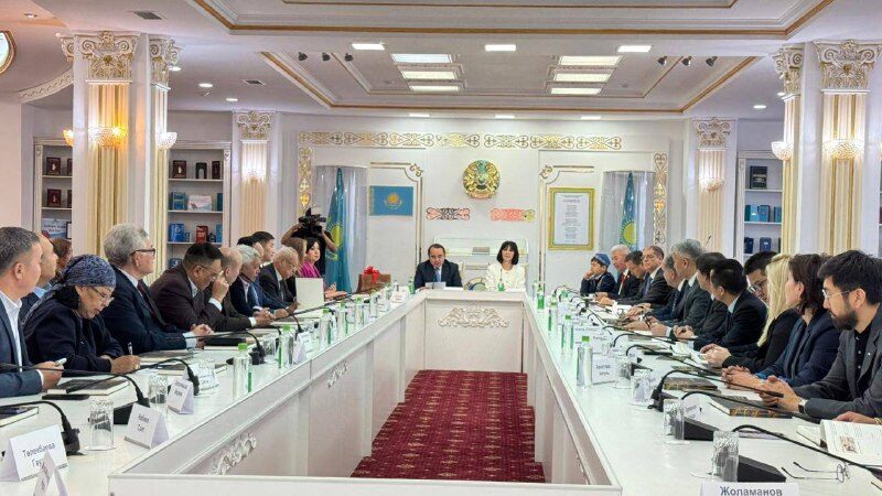 Абай Құнанбайұлының жеті тілге аударылған кітабының тұсауы кесілді