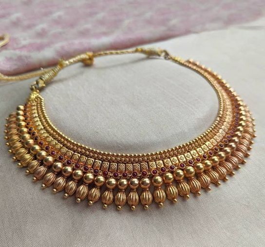 Желіде шашы бар әйелдер бейнеленген орыс порно