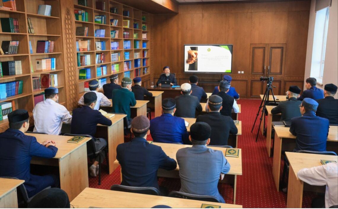 Муфтий прочитал лекцию учащимся медресе-колледжа «Астана»