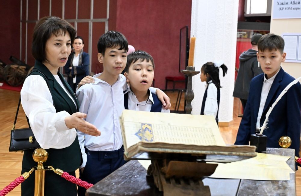 Рукопись Абая представили на выставке в Алматы