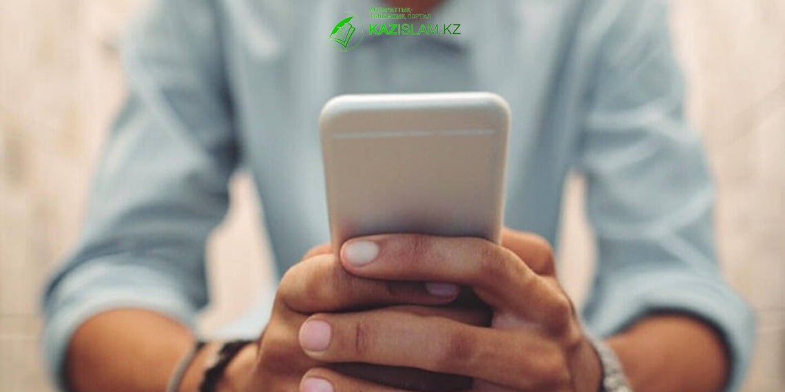 Допустимо ли брать телефон с религиозным контентом в туалет?