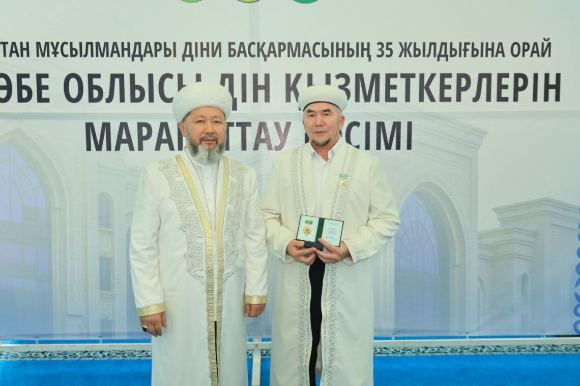 Имамдар мерекелік медальдармен марапатталды