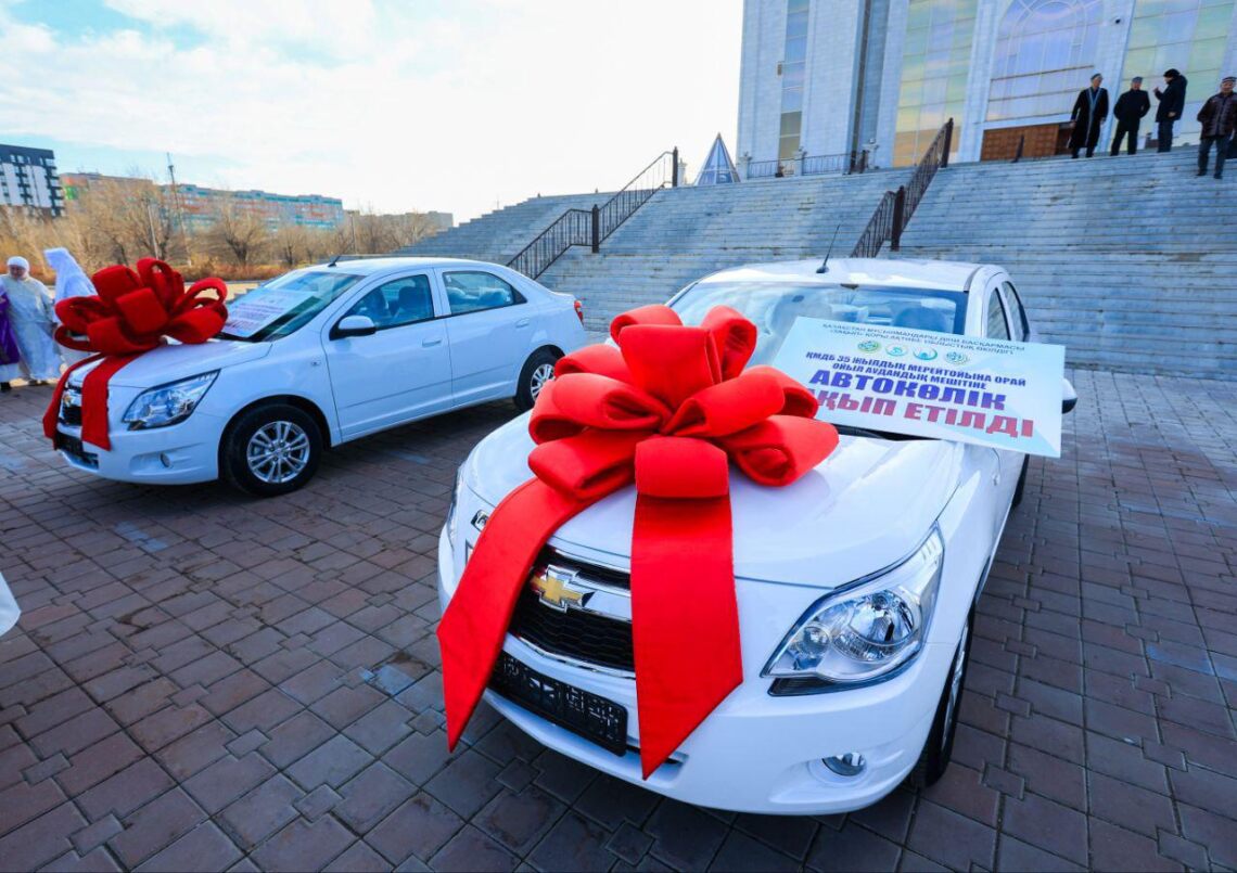 Қос мешітке автокөлік кілттері табысталды