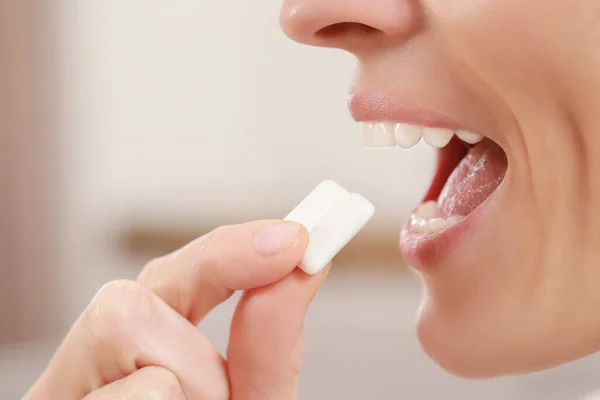 Сағыз шайнап Құран оқуға бола ма?