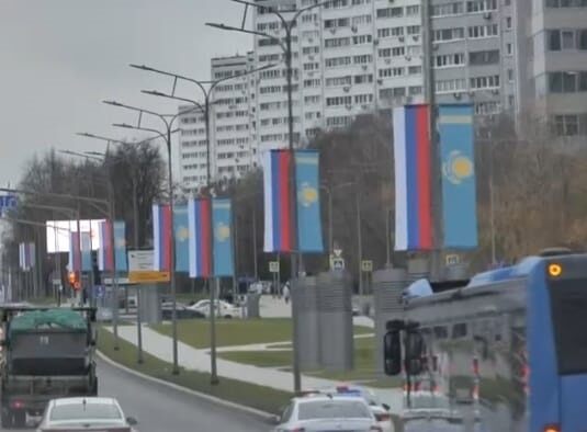 Қазақстанның көк туы Мәскеу көшелерінде желбіреп тұр