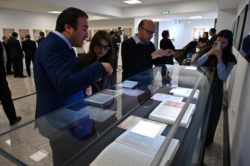 Токаев принял от Ирана 27 древних рукописей о Казахском ханстве