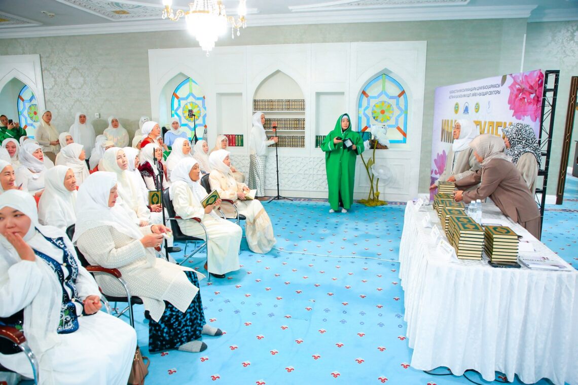 «Әзірет Сұлтан» мешітінде 200 әйел шәкіртке сертификат табысталды