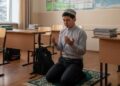 Можно ли совершать намаз в школе?