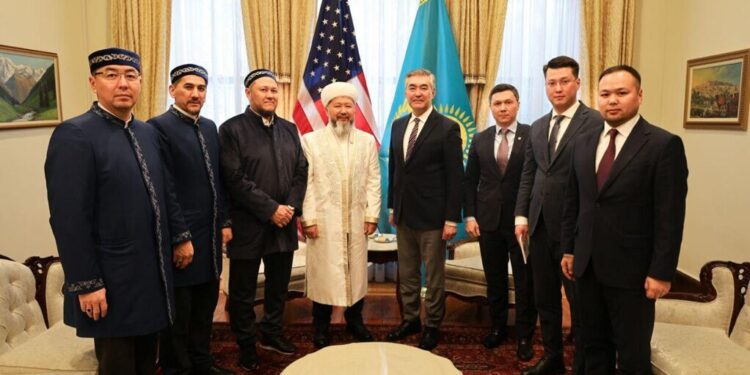Муфтий Казахстана начал визит в США со встречи в посольстве