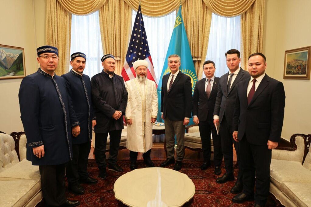 Муфтий Казахстана начал визит в США со встречи в посольстве