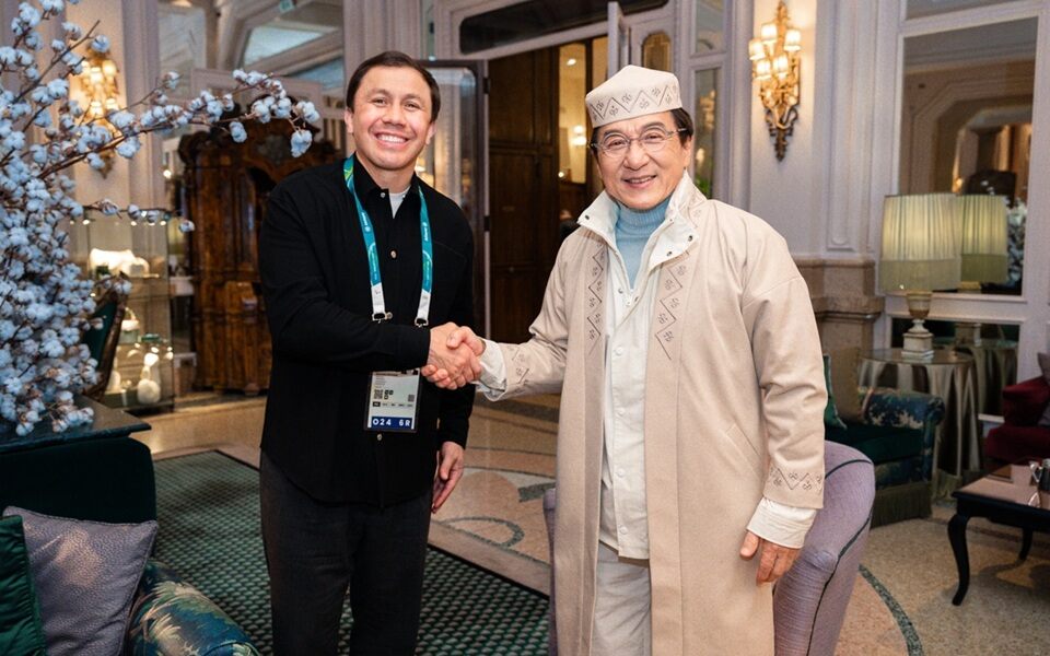 Геннадий Головкин надел чапан на Джеки Чана