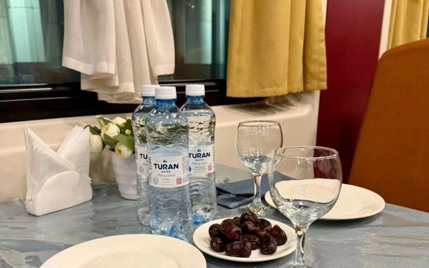 В поездах Казахстана ввели график работы вагонов-ресторанов на Рамазан